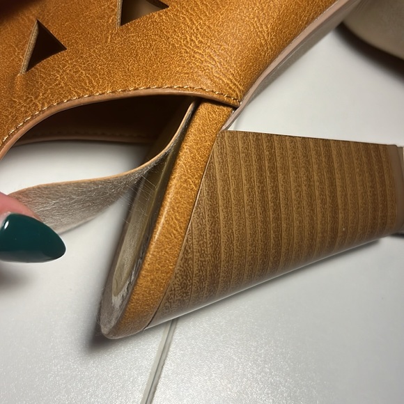 👠Beautiful Camel Colored High Heels 👠 - Picture 6 of 7